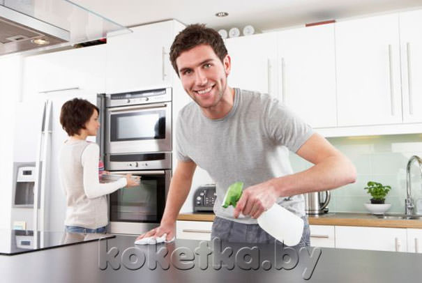 Муж помогает на кухне