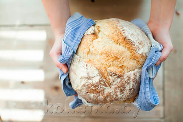 Испечённый хлеб в пекарне