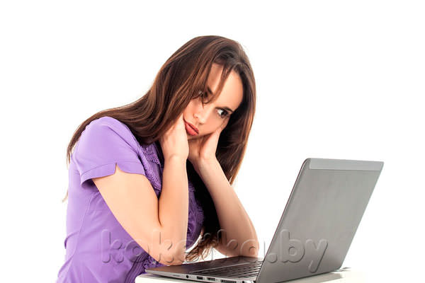 Девушка в офисе за компьютером