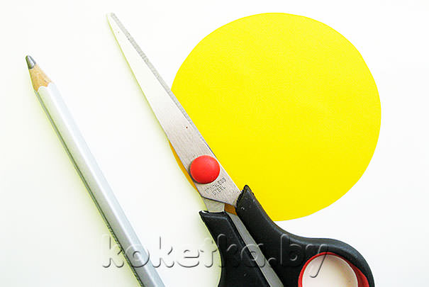 Вырезаем круг из желтой бумаги
