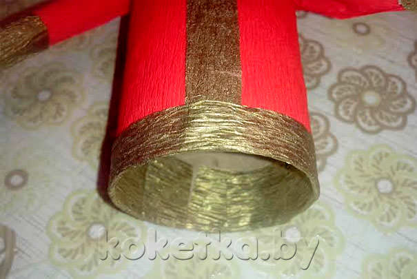 2 полоски из золотистой гофрированной бумаги для декора шубки деда Мороза