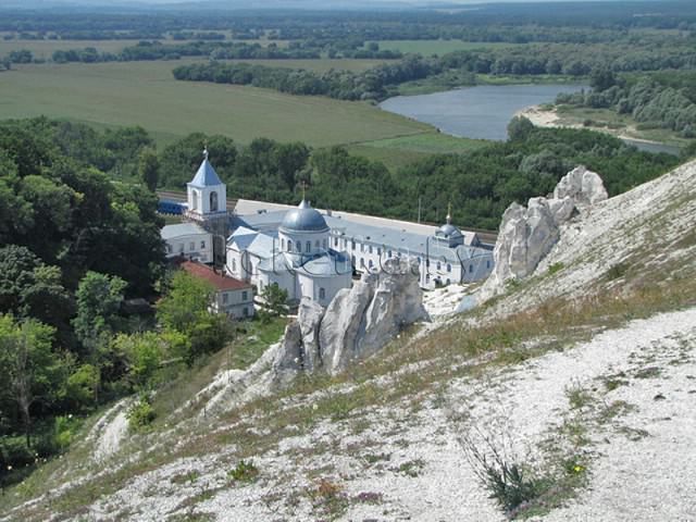 Пещерный монастырь из мела
