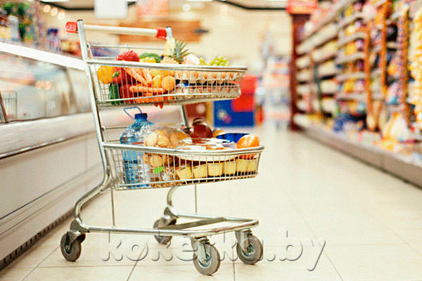 Корзина с продуктами в супермаркете 