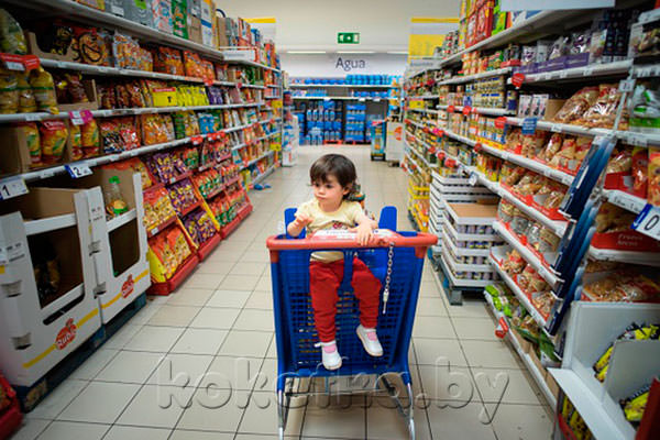 Ребенок в супермаркете 