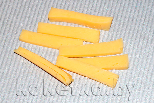 Сыр порезанный на пласты одинаковых размеров