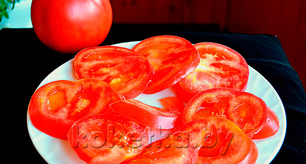 Разложеные на тарелке помидоры для салата Капрезе