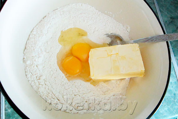 Смешать яйцо, соль и муку в глубокой тарелке для торта