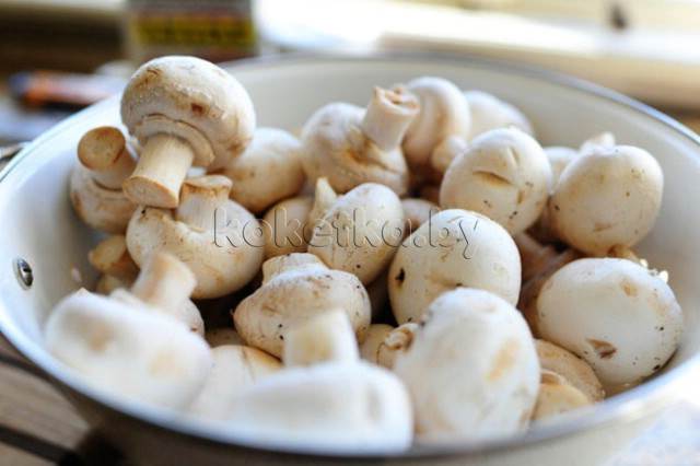 Фаршированные грибы в духовке