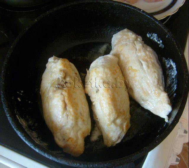 Фаршированные куриные грудки в сметано-чесночном соусе