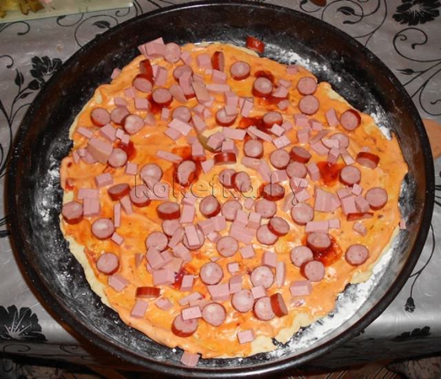 Пицца с колбасками