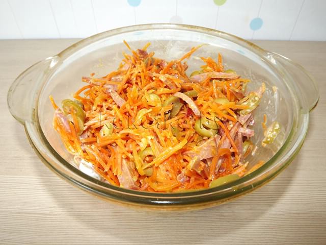 Салат из корейской моркови с оливками и салями