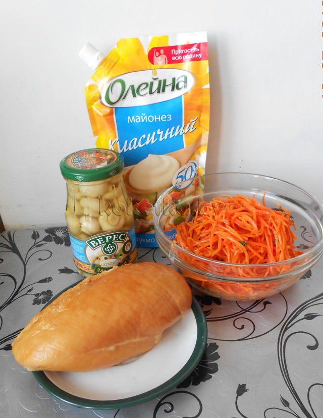 Салат с корейской морковью, грибами и курицей