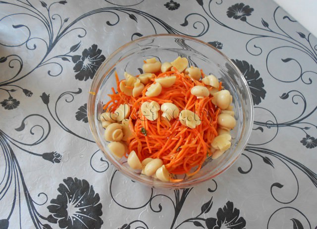 Салат с корейской морковью, грибами и курицей