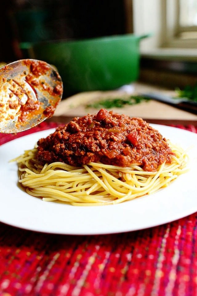 Спагетти с соусом из говяжьего фарша