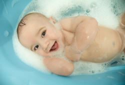 Как правильно купать малыша