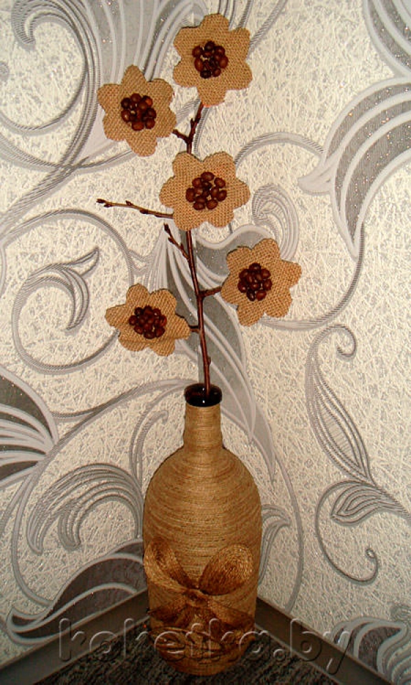 Красивая икебана самодельных цветов из мешковины и зерен кофе