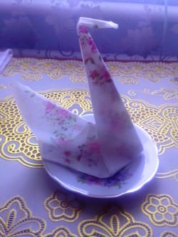 Лебедь – оригами из салфетки для оформления стола