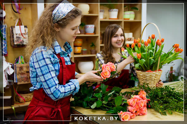 Флористы делают букеты цветов для продажи их онлайн