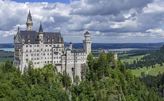 Замок Новштайн ждет туристов в Германии