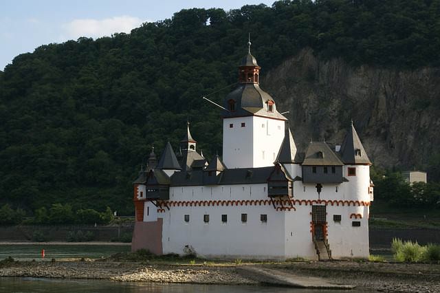 Туристы посещают замок Рейна в Германии