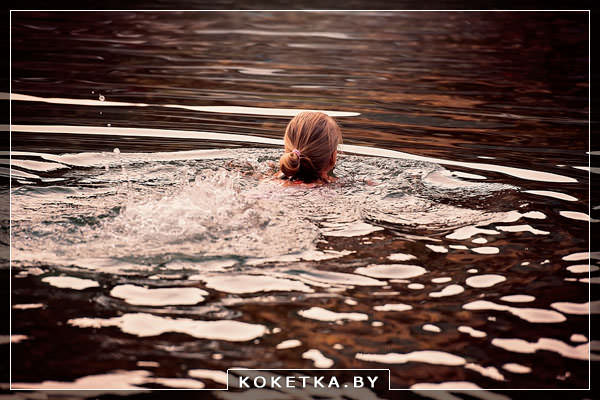 Беременная девушка купается в реке