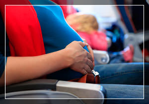 Беременная девушка в самолете 