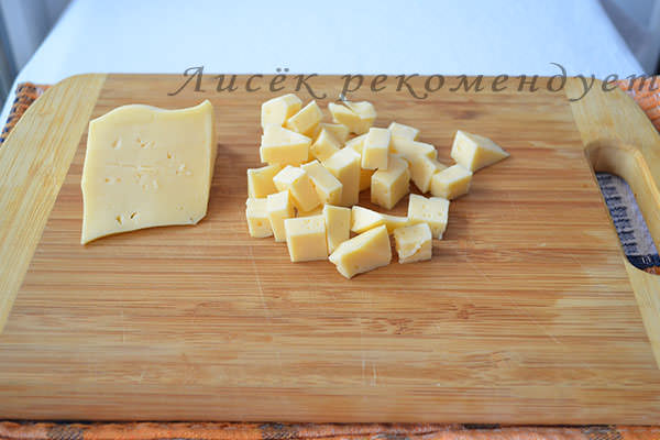 Нарезанный кубиками сыр
