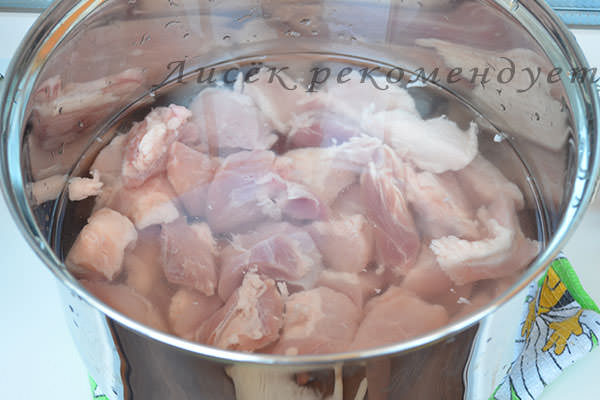 Залить куски мяса в кастрюле водой