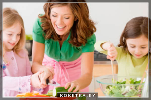 Дети помогают маме готовить еду