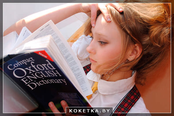 Девушка читает книгу на английском 