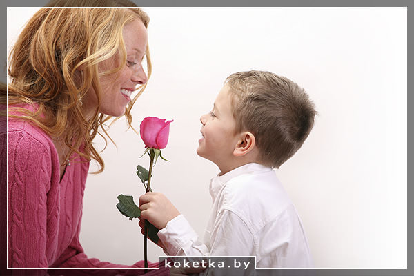 Мальчик дарит розу маме