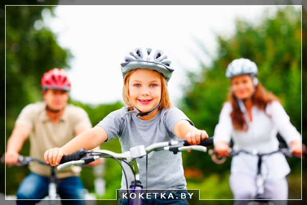 Ребенка учат ездить на велосипеде 
