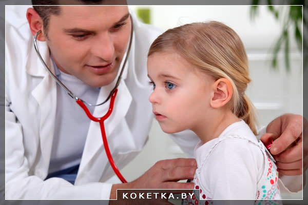 Детский врач обследует у ребенка бронхи и легкие 
