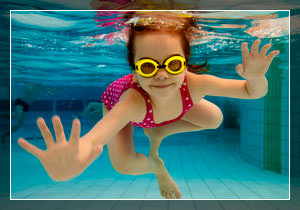С какого возраста начинать ребёнка учить плавать?