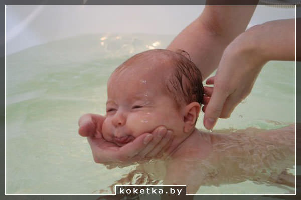Плавание младенца в большой ванне