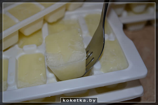 Заморозить молоко в формочках для льда