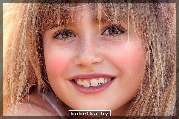 Девушка с кривыми зубами 