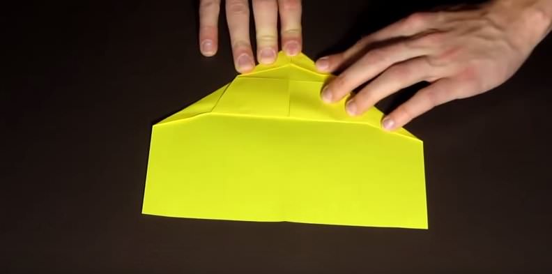 Оригами самолет из цветной бумаги