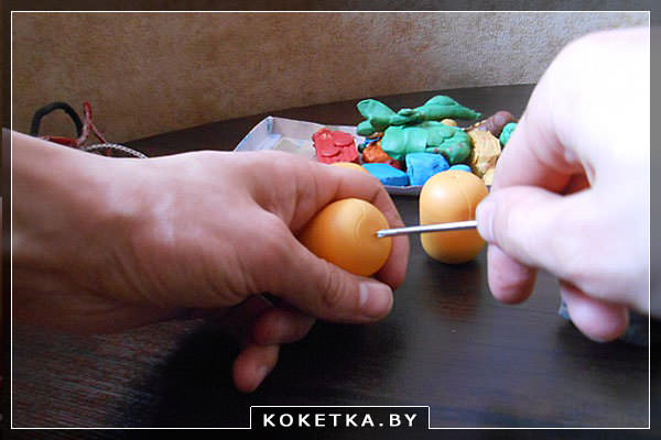 Делаем отверстия в яйцах иглой или шилом