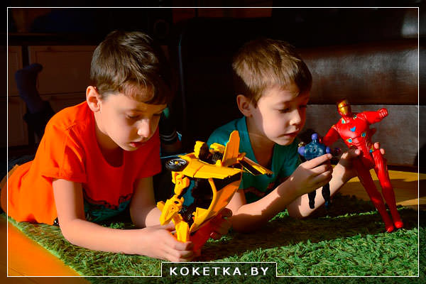 Трансформеры и другие роботизированные предметы для игры смогут увлечь ребенка в первые минуты знакомства с игрушкой