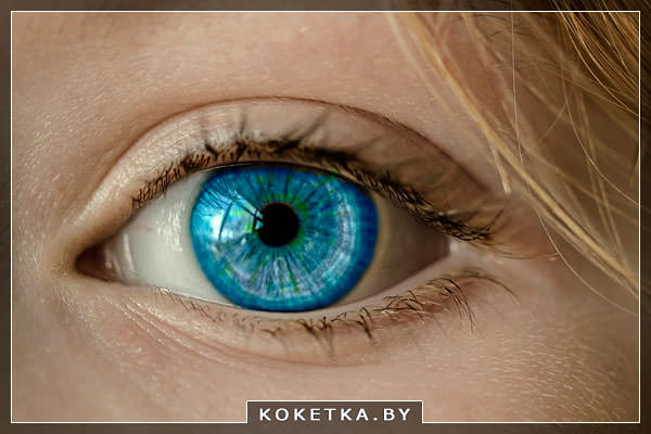 Голубые глаза с цветной линзой
