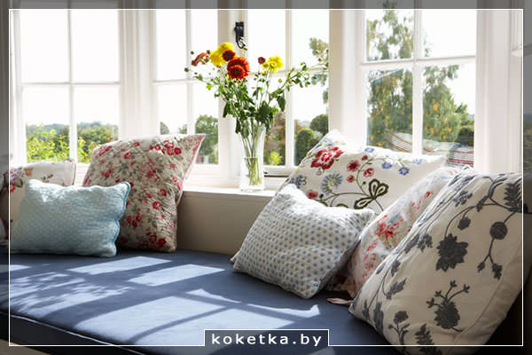 Подушки, цветы и фрукты для создания домашнего уюта