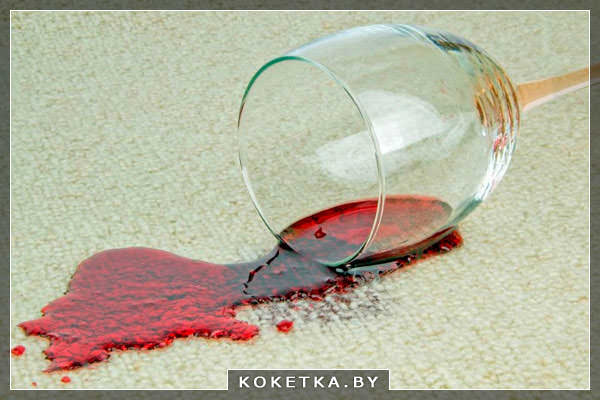 Как отстирать красное вино с обивки дивана
