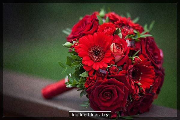 Розы с герберами: свадебный букет
