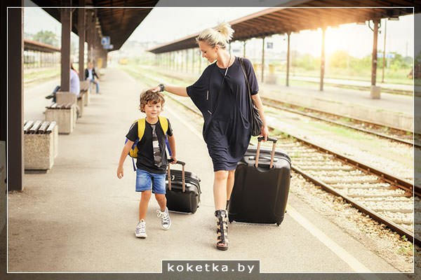 Мама с сыном и чемоданами