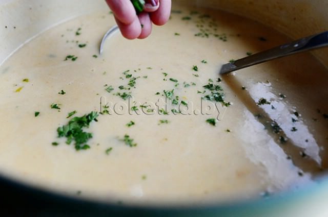 Добавляем петрушку в картофельный суп-пюре