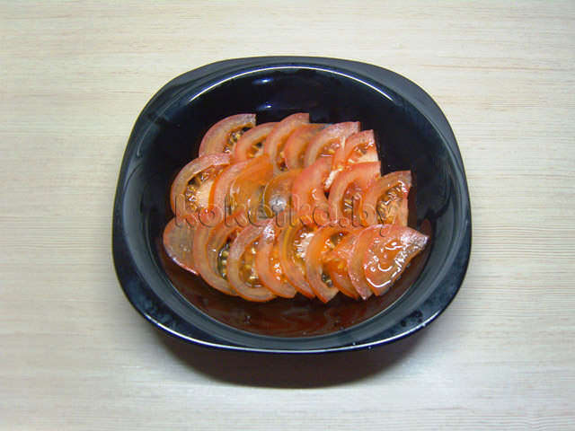 Слоеный салат с помидорами