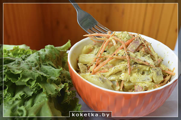 Полезный салат из куриного филе , свежей моркови, ветчины и картофеля