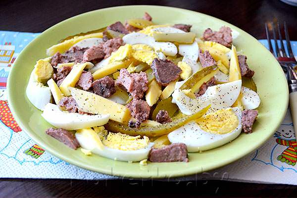 Консервированная печень трески, сыр, яйца, солёные огурцы в салате