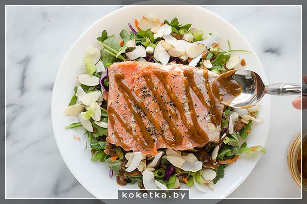 Жареный лосось с салатом из рукколы и овощей